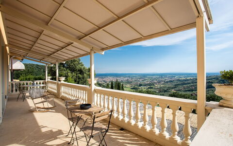 Villa Alfresco: Himmel, Eigentum, Daytime, Gebäude, Tabelle, Veranda, Schatten, Holz, Interior Design, Gartenmöbel