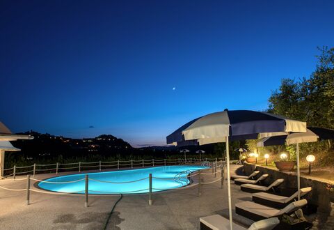 Villa Alfresco: Wasser, Himmel, Pflanze, Schwimmbad, Gebäude, Azurblau, Schatten, Baum, Gartenmöbel, Gewässer