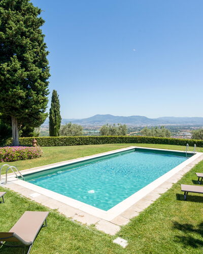Villa Lastra: Wasser, Himmel, Eigentum, Pflanze, Natürliche Landschaft, Botanik, Schwimmbad, Rechteck, Gartenmöbel, Schatten
