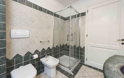 Casina Dell'acquaborra: Badezimmer, Flooring, Armatur, Fussboden, Interior Design, Toilette, Sinken, Zapfhahn, Bad Sink, Installation