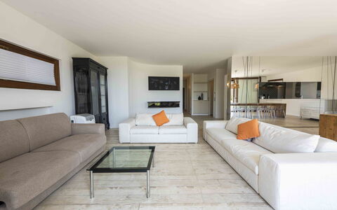 Casina Dell'acquaborra: Möbel, Couch, Flooring, Fussboden, Interior Design, Holz, Wohnzimmer, Decke, Tabelle, Wohnung