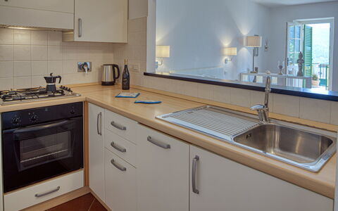 Villa Dell'erta - Levanto, Montale: Zapfhahn, Countertop, Cabinetry, Spüle, Sinken, Eigentum, Gebäude, Armatur, Küche, Holz