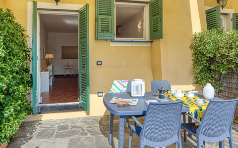 Villa Dell'erta - Levanto, Montale: Tabelle, Pflanze, Möbel, Eigentum, Stuhl, Grün, Azurblau, Gebäude, Blau, Interior Design