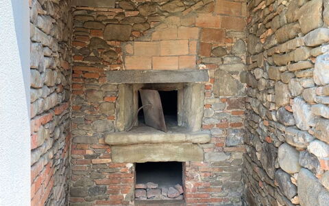 Il Pozzo Di San Barnaba: Holz, Backstein, Mauerwerk, Gebäude, Steinofen, Feuerstelle, Haus, Gas, Steinwand
