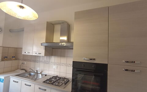 Angelo: Zapfhahn, Cabinetry, Gebäude, Armatur, Countertop, Sinken, Herd, Holz, Spüle, Küchengerät