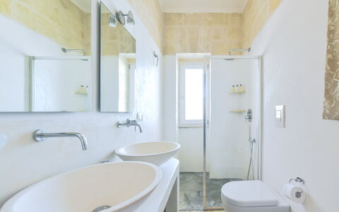 Villa Ofelia: Spiegel, Zapfhahn, Armatur, Sinken, Bad Sink, Eigentum, Fotografieren, Weiss, Lila, Badezimmer