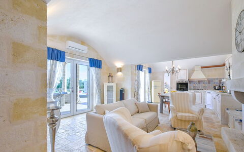 Villa Ofelia: Eigentum, Couch, Bilderrahmen, Gebäude, Tabelle, Komfort, Haus, Interior Design, Fussboden, Wohnzimmer