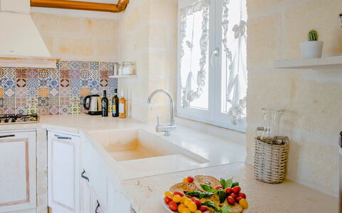Villa Ofelia: Countertop, Zapfhahn, Sinken, Cabinetry, Spüle, Eigentum, Armatur, Produkt, Essen, Küche