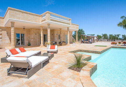 Villa Ofelia: Wasser, Himmel, Eigentum, Pflanze, Couch, Schatten, Gartenmöbel, Schwimmbad, Gebäude, Freizeit