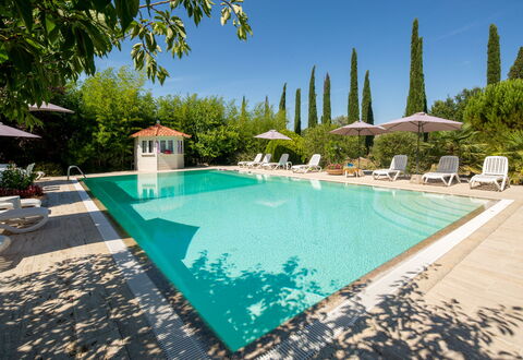 Villa Lorenzana: Wasser, Pflanze, Himmel, Eigentum, Schwimmbad, Azurblau, Baum, Gebäude, Gewässer, Schatten