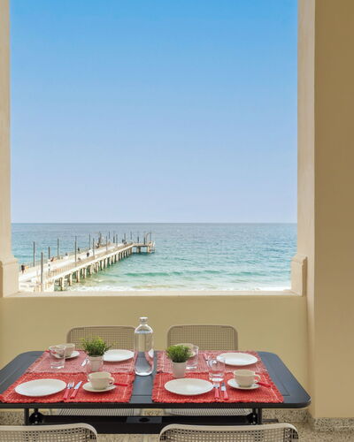 Terrazza sul Molo: Himmel, Wolke, Essen, Pflanze, Geschirr, Tabelle, Fenster, Berg, Obst, Holz