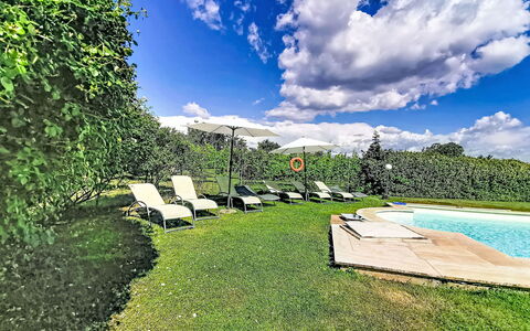 La Quercia: Blau, Schwimmbad, Garten, Gartenmöbel, Rasen, Resort, Landscaping, Schatten, Sonnenliege, Eco Hotel