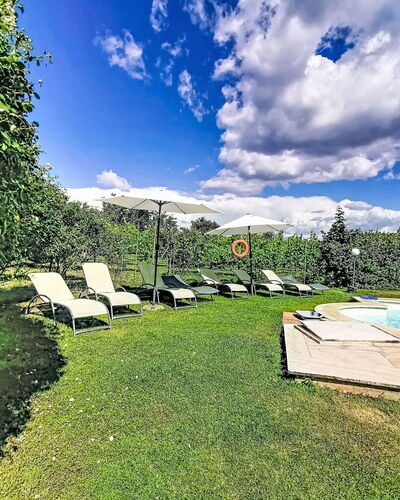 La Quercia: Blau, Schwimmbad, Garten, Gartenmöbel, Rasen, Resort, Landscaping, Schatten, Sonnenliege, Eco Hotel
