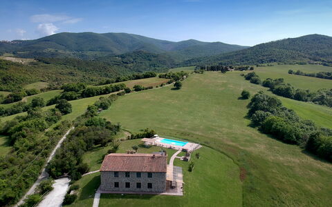 Villa Guardistallo: Himmel, Berg, Pflanze, Natur, Natürliche Landschaft, Wolke, Steigung, Grundstueck, Vegetation, Baum