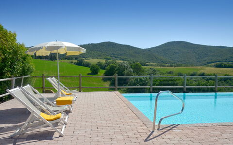 Villa Guardistallo: Himmel, Wasser, Pflanze, Schwimmbad, Baum, Schatten, Gartenmöbel, Grundstueck, Berg, Gras