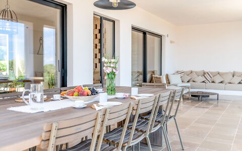 Villa Orama Estia Relais: Tabelle, Möbel, Couch, Bilderrahmen, Fenster, Essen, Azurblau, Holz, Geschirr, Beleuchtung