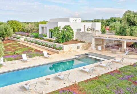 Villa Orama Estia Relais: Himmel, Pflanze, Wolke, Wasser, Gebäude, Baum, Schwimmbad, Grundstueck, Wohngebiet, Landschaft