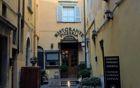 La Terrazza Di Todi: Pflanze, Fenster, Gebäude, Blumentopf, Strassenbelag, Nachbarschaft, Flooring, Urban Design, Stadt, Tür