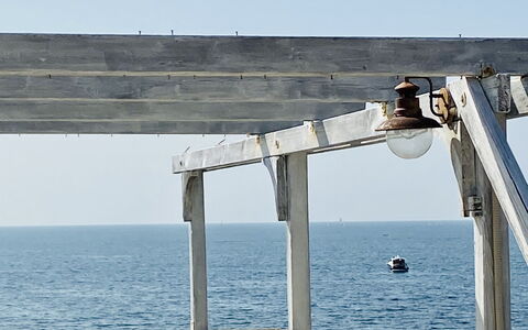 La Terrazza Di Santa Marinella: Himmel, Wasser, Holz, Schatten, Horizont, Ruhe, Ozean, See, Kunst, Metall