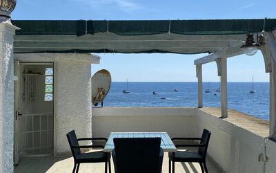 La Terrazza Di Santa Marinella: Himmel, Wasser, Möbel, Stuhl, Azurblau, Gebäude, Schatten, Tabelle, Wolke, Interior Design