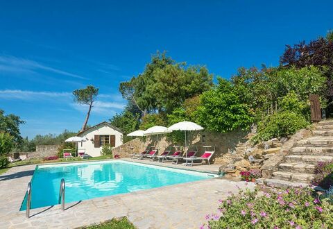 Villa Taragnano: Wasser, Pflanze, Himmel, Gebäude, Blau, Schwimmbad, Baum, Stuhl, Gartenmöbel, Wolke