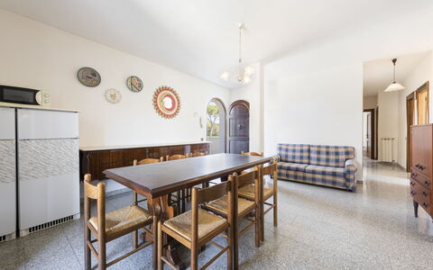 Residenza Garosi: Tabelle, Möbel, Bilderrahmen, Gebäude, Holz, Interior Design, Beleuchtung, Stuhl, Haus, Fussboden