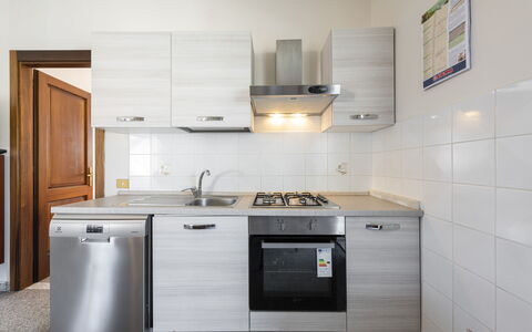 Residenza Garosi: Cabinetry, Sinken, Gebäude, Countertop, Herd, Küche, Haushaltsgerät, Zapfhahn, Küchengerät, Holz