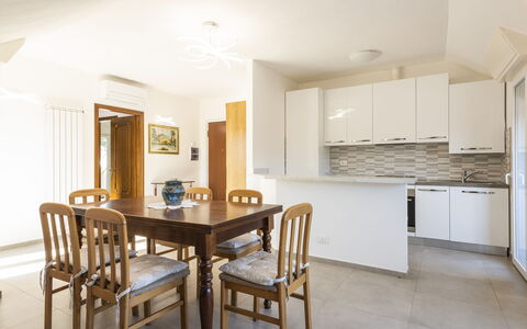 Casa Serchio: Tabelle, Möbel, Eigentum, Cabinetry, Holz, Countertop, Interior Design, Flooring, Stuhl, Fussboden