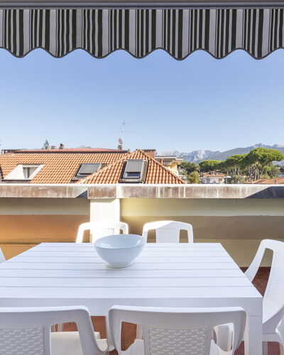 Casa Serchio: Gebäude, Daytime, Eigentum, Licht, Schatten, Tabelle, Holz, Stuhl, Die Architektur, Beleuchtung
