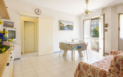 Casa Marina: Bilderrahmen, Eigentum, Möbel, Fenster, Tabelle, Holz, Interior Design, Gelb, Stuhl, Flooring