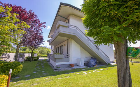 Pontremoli Apartments: Pflanze, Himmel, Gebäude, Eigentum, Baum, Blatt, Die Architektur, Grundstueck, Schatten, Hütte