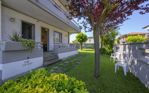 Pontremoli Apartments: Pflanze, Daytime, Eigentum, Grün, Botanik, Blatt, Gebäude, Gelb, Baum, Schatten