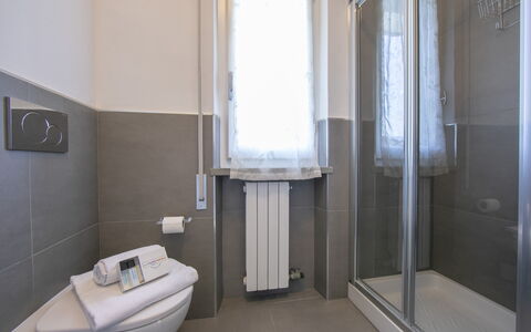 Pontremoli Apartments: Eigentum, Gebäude, Komfort, Flooring, Fussboden, Tür, Haus, Badezimmer, Grundeigentum