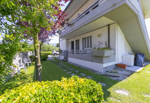 Pontremoli Apartments: Pflanze, Gebäude, Eigentum, Blatt, Botanik, Gras, Baum, Schatten, Urban Design, Nachbarschaft