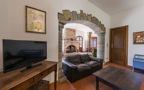 Villa Montignoso: Bilderrahmen, Möbel, Tabelle, Gebäude, Couch, Komfort, Holz, Interior Design, Die Architektur, Schublade