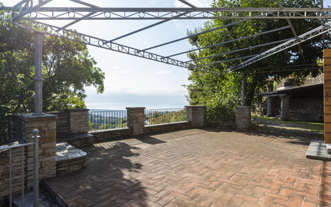 Villa Montignoso: Himmel, Wolke, Daytime, Eigentum, Pflanze, Schatten, Strassenbelag, Wohngebiet, Gras, Baum