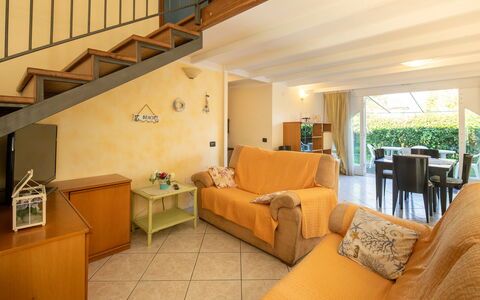 Villa Isola: Möbel, Eigentum, Tabelle, Komfort, Couch, Gebäude, Orange, Holz, Interior Design, Fussboden