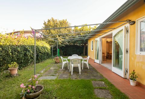 Villa Isola: Pflanze, Himmel, Möbel, Fenster, Blumentopf, Gebäude, Blume, Stuhl, Zimmerpflanze, Gras