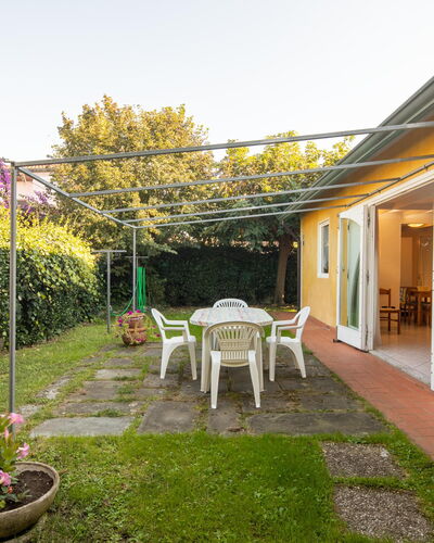 Villa Isola: Pflanze, Himmel, Möbel, Fenster, Blumentopf, Gebäude, Blume, Stuhl, Zimmerpflanze, Gras