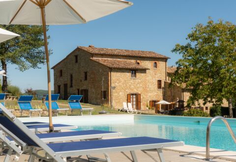 Villa Lugnano: Himmel, Eigentum, Wasser, Pflanze, Gebäude, Schwimmbad, Azurblau, Schatten, Baum, Gartenmöbel