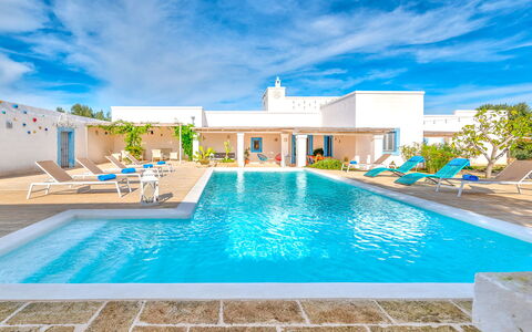 Masseria Tufo Bianco: Wasser, Wolke, Pflanze, Himmel, Eigentum, Schwimmbad, Gebäude, Blau, Azurblau, Rechteck