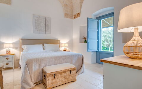 Masseria Tufo Bianco: Möbel, Eigentum, Weiss, Komfort, Azurblau, Holz, Cabinetry, Beleuchtung, Bettrahmen, Textil