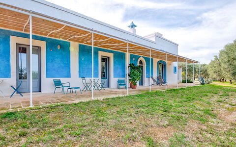 Masseria Tufo Bianco: Himmel, Wolke, Fenster, Pflanze, Gebäude, Grundstueck, Schatten, Tür, Haus, Baum