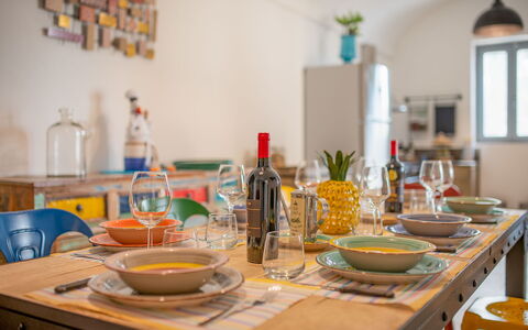 Masseria Tufo Bianco: Tabelle, Essen, Geschirr, Eigentum, Flasche, Möbel, Drinkware, Dishware, Küche, Orange