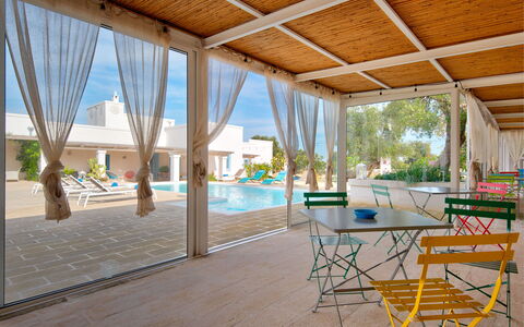 Masseria Tufo Bianco: Tabelle, Möbel, Pflanze, Stuhl, Wasser, Gebäude, Schwimmbad, Schatten, Fenster, Interior Design