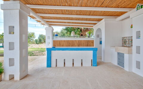 Masseria Tufo Bianco: Pflanze, Eigentum, Gebäude, Azurblau, Holz, Schatten, Interior Design, Die Architektur, Fussboden, Veranda