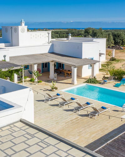 Masseria Tufo Bianco: Gebäude, Himmel, Eigentum, Schwimmbad, Wasser, Azurblau, Baum, Gartenmöbel, Schatten, Die Architektur