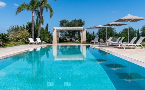 Villa Bellavista: Wasser, Himmel, Eigentum, Pflanze, Schwimmbad, Azurblau, Baum, Schatten, Arecales, Die Architektur