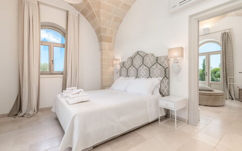 Villa Bellavista: Möbel, Eigentum, Fenster, Komfort, Azurblau, Holz, Bettrahmen, Interior Design, Pflanze, Gebäude
