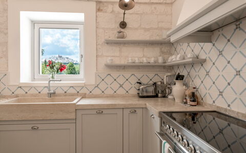 Villa Bellavista: Cabinetry, Countertop, Zapfhahn, Möbel, Spüle, Holz, Küche, Beleuchtung, Interior Design, Sinken
